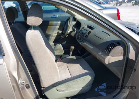 2004 Toyota Camry Le z USA, uszkodzony, nr VIN 4T1BE32K24U892031